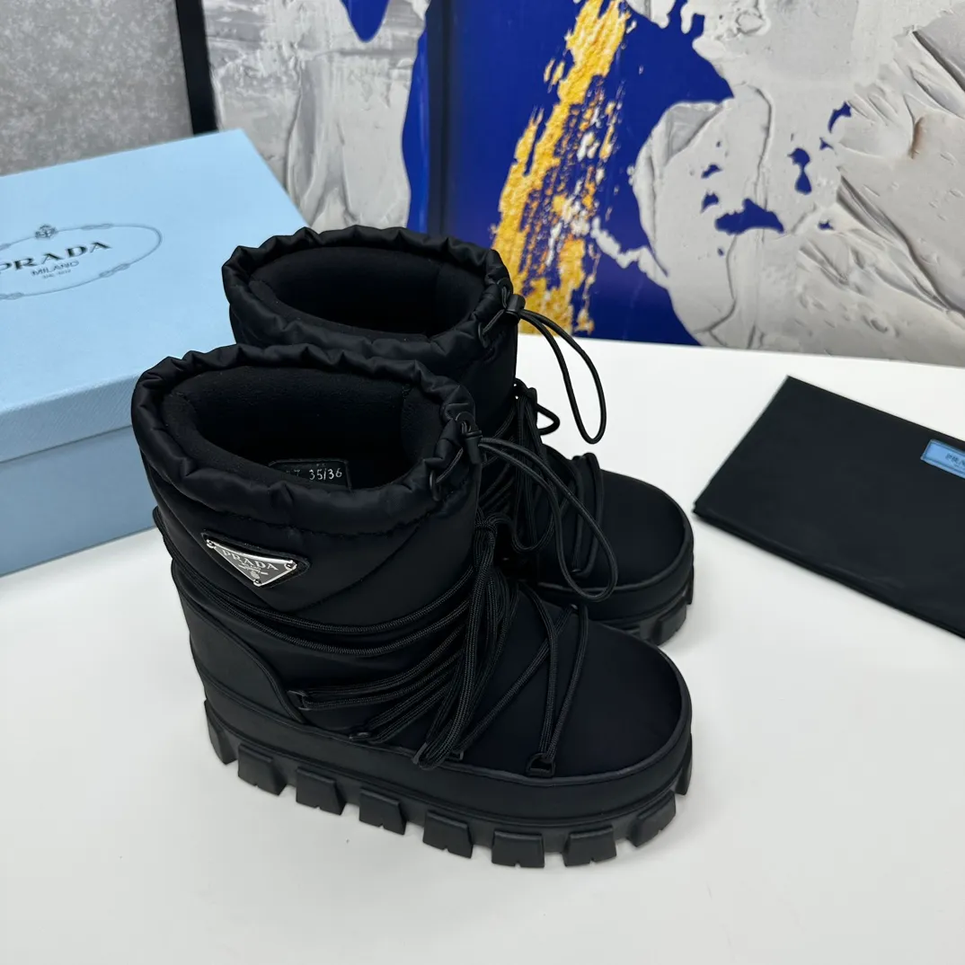 👟👟Ex-factory price 660👟👟 The highest version on the market, Prada's king style, snow boots, ski boots, chubby, so cute and cute →_→ From the Prada limited series, unique. Shiny nylon Oblique upper with criss-cross straps for an ideal fit. The boots are made of technical fabric and have a short-cut version. They can be worn in the city or in the mountains. They make the calves slimmer, taller, warmer and have a concave shape. The boots and soles use the original waterproof effect. The size is 35-40. 41Customized